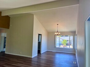 2717 Trousdale Dr in Burlingame, CA - Building Photo - Building Photo