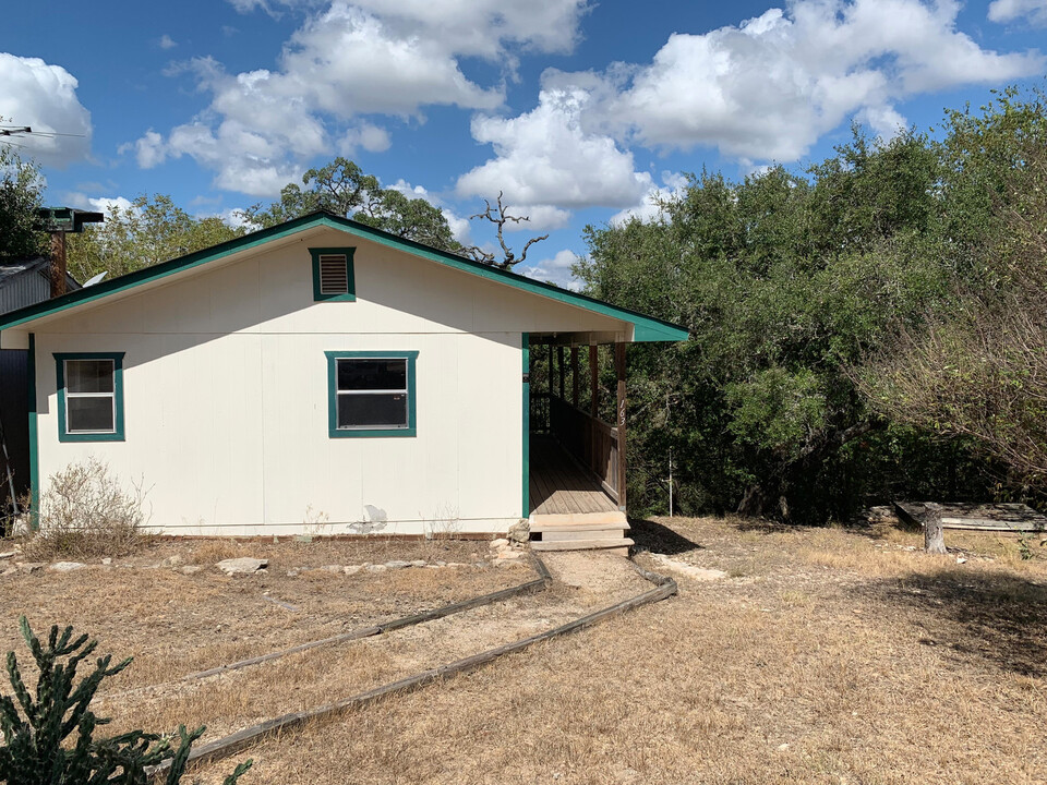 163 Oak Ridge Trail in Lakehills, TX - Building Photo