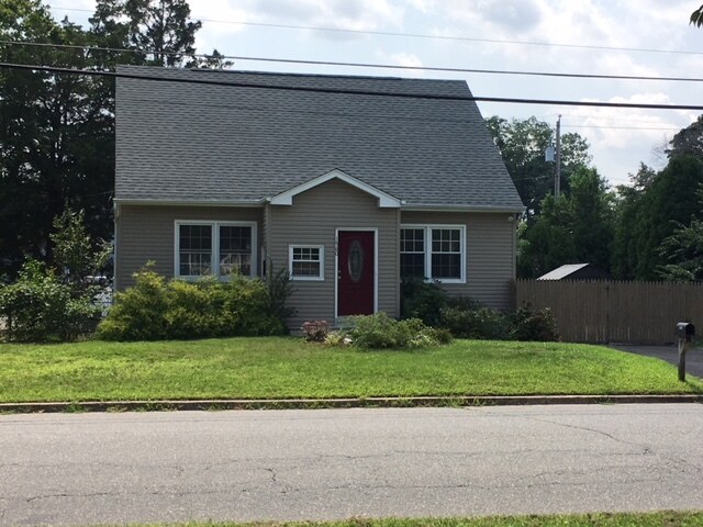 1560 Whittier Ave in Toms River, NJ - Building Photo