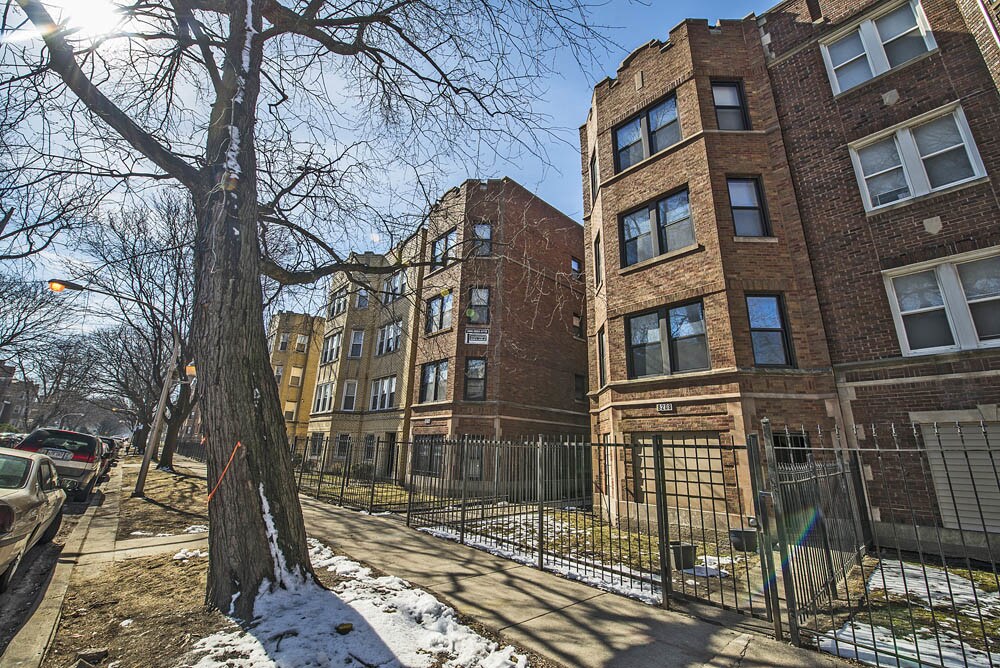 8208 S Drexel Ave in Chicago, IL - Building Photo