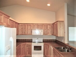 544 N Locust Ave in Kuna, ID - Foto de edificio - Building Photo