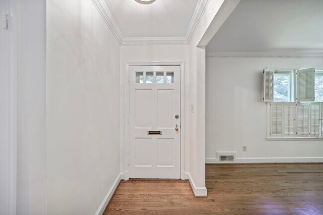 6002 Madawaska Rd in Bethesda, MD - Building Photo - Building Photo