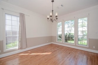 4813 Holly St in Bellaire, TX - Foto de edificio - Building Photo