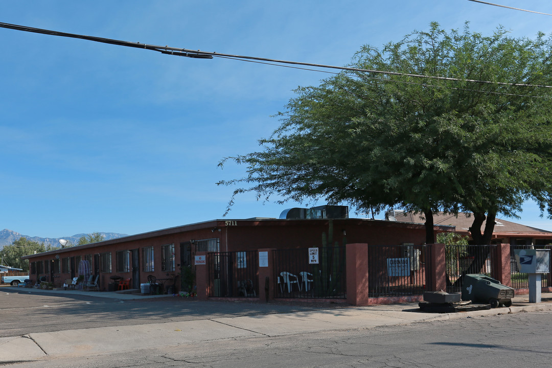 5711 E 26th St in Tucson, AZ - Foto de edificio