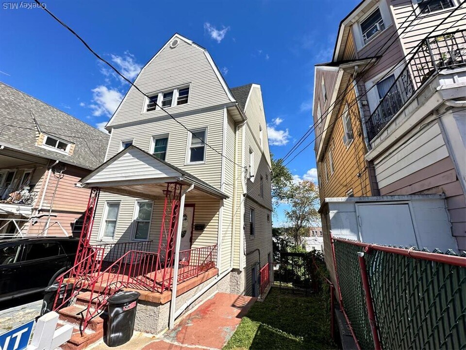 82 Waring Pl in Yonkers, NY - Building Photo