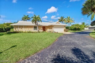 550 Forest Hills Blvd in Naples, FL - Building Photo