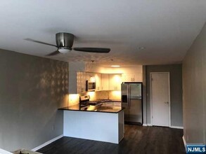2111 Hawthorne Ln in Mahwah, NJ - Building Photo - Building Photo