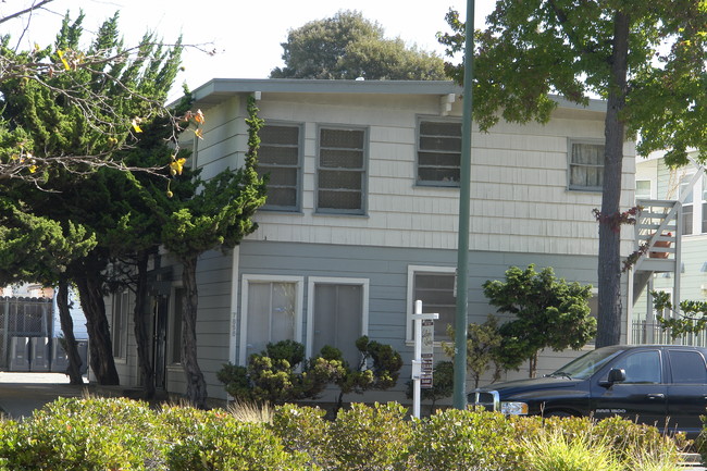 7858 Bancroft Ave in Oakland, CA - Building Photo - Building Photo