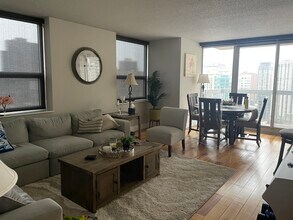 545 N Dearborn St, Unit 2201 in Chicago, IL - Building Photo - Building Photo