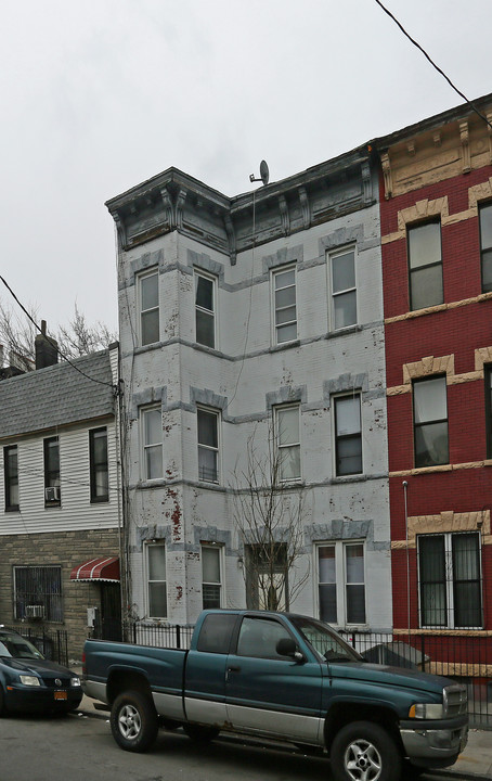 395 Linden St in Brooklyn, NY - Building Photo