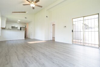 6324 Shadow Tree Dr in Houston, TX - Building Photo - Building Photo
