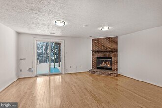 14428 Black Horse Ct in Centreville, VA - Foto de edificio - Building Photo