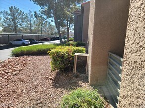 2121 Blue Breeze Dr in Las Vegas, NV - Building Photo - Building Photo