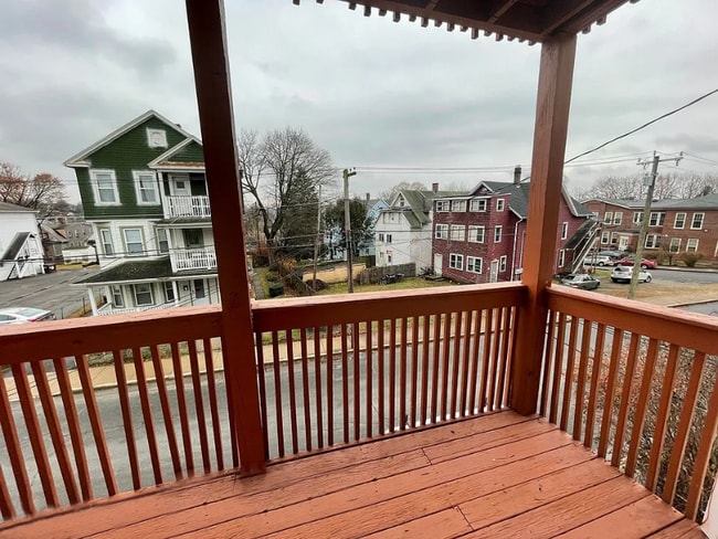 54 Crown St, Unit 1 in Waterbury, CT - Foto de edificio - Building Photo