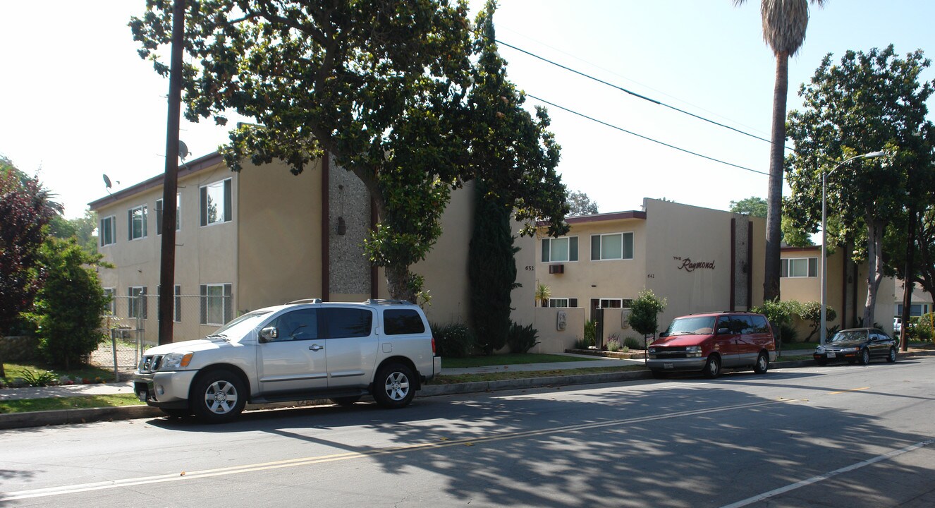 652 N Raymond Ave in Pasadena, CA - Foto de edificio