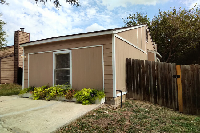 4122 Sunrise Terrace Dr in San Antonio, TX - Building Photo - Building Photo