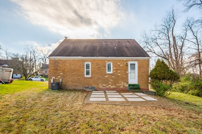 142 Gardenia Dr in Turtle Creek, PA - Building Photo - Building Photo