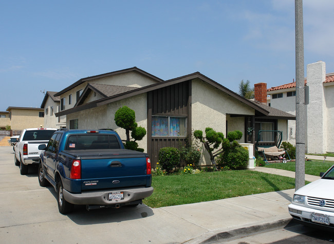 SIMS Apartments in Huntington Beach, CA - Foto de edificio - Building Photo