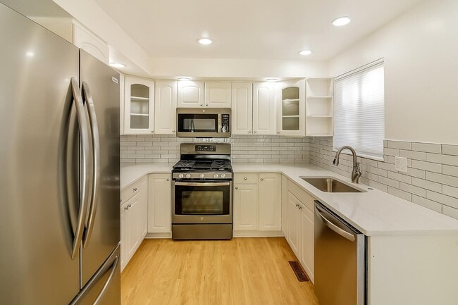 property at 5046 E Hinsdale Pl