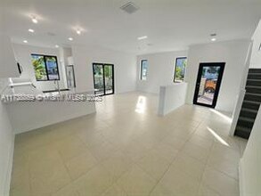 4236 NW 82nd Ave in Doral, FL - Building Photo - Building Photo