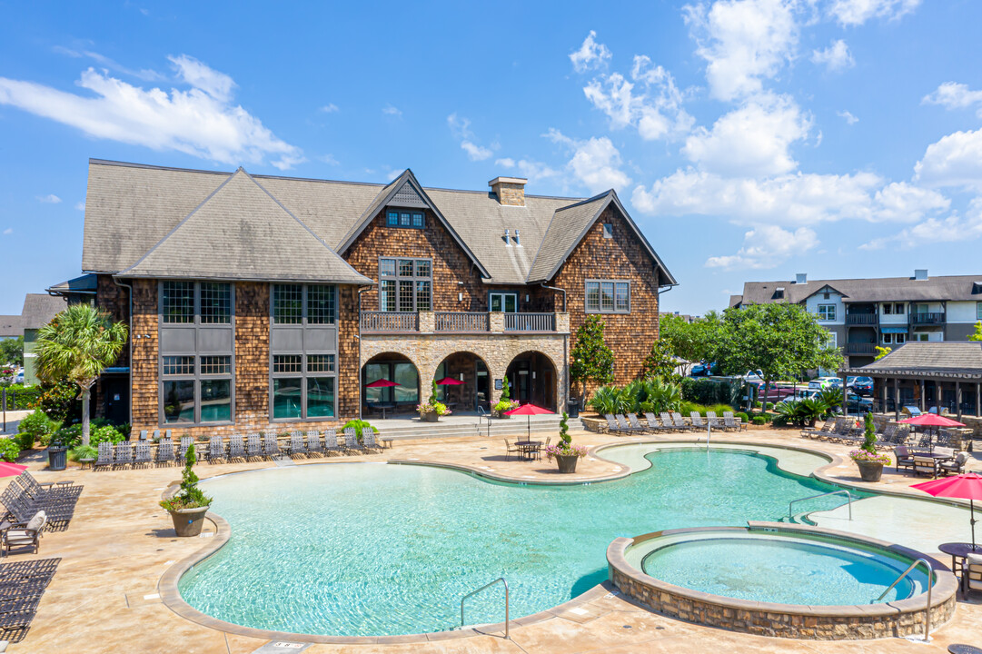 Tradition at 777 in Baton Rouge, LA - Foto de edificio