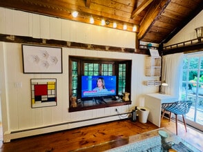 1709 Newfield Ave, Unit Spacious Furnished Barn in Stamford, CT - Foto de edificio - Building Photo