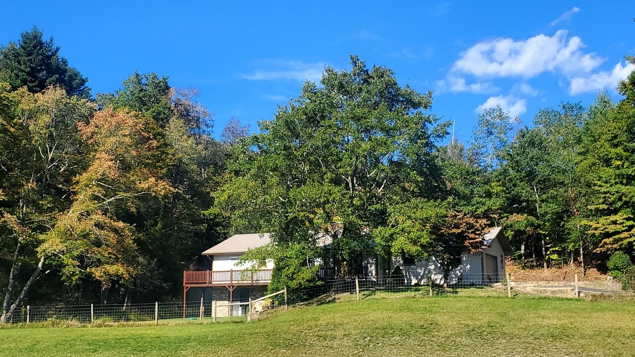 12735 US-221 in Fleetwood, NC - Building Photo