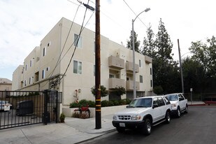 15643 Wyandotte St in Van Nuys, CA - Building Photo
