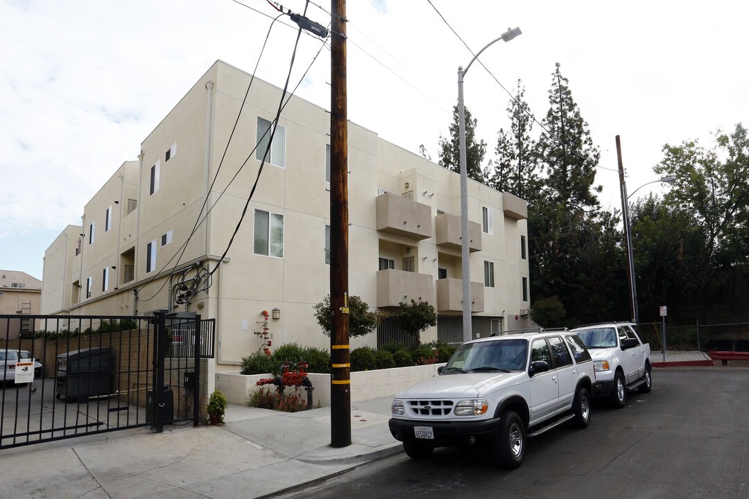 15643 Wyandotte St in Van Nuys, CA - Building Photo