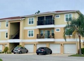 5111 Royal Palms Wy in New Port Richey, FL - Building Photo