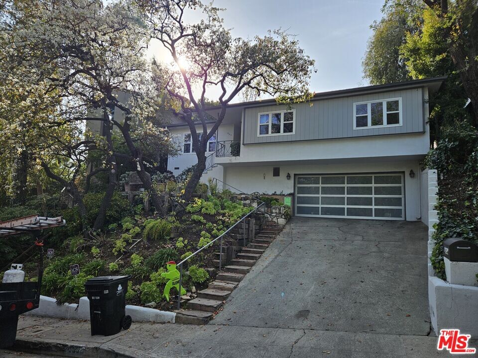 469 N Greencraig Rd in Los Angeles, CA - Building Photo