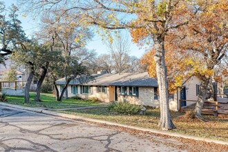 500 Hacienda Dr in Austin, TX - Building Photo - Building Photo