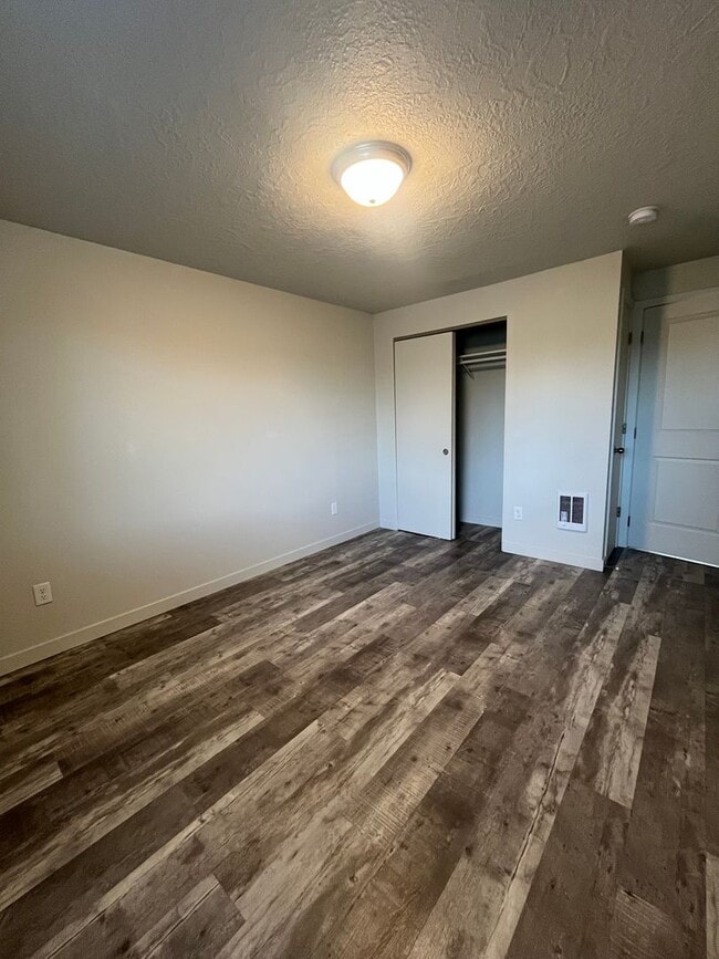 1255 E Van Buren Ave in Cottage Grove, OR - Building Photo - Building Photo