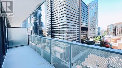 501-501 Yonge St in Toronto, ON - Building Photo - Building Photo