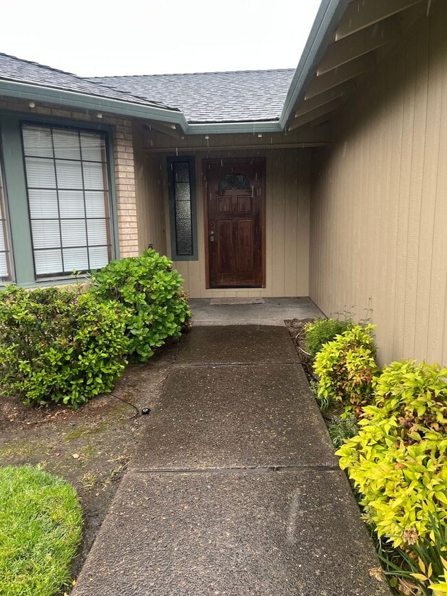 2453 Republic Way in Medford, OR - Building Photo - Building Photo
