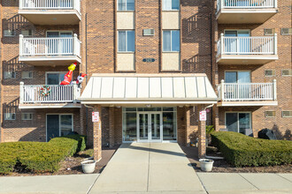 Greenbrier Apartments in Arlington Heights, IL - Building Photo - Building Photo