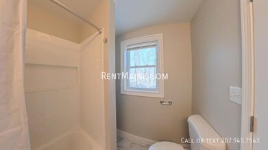 6 Cram St in Bradley, ME - Foto de edificio - Building Photo