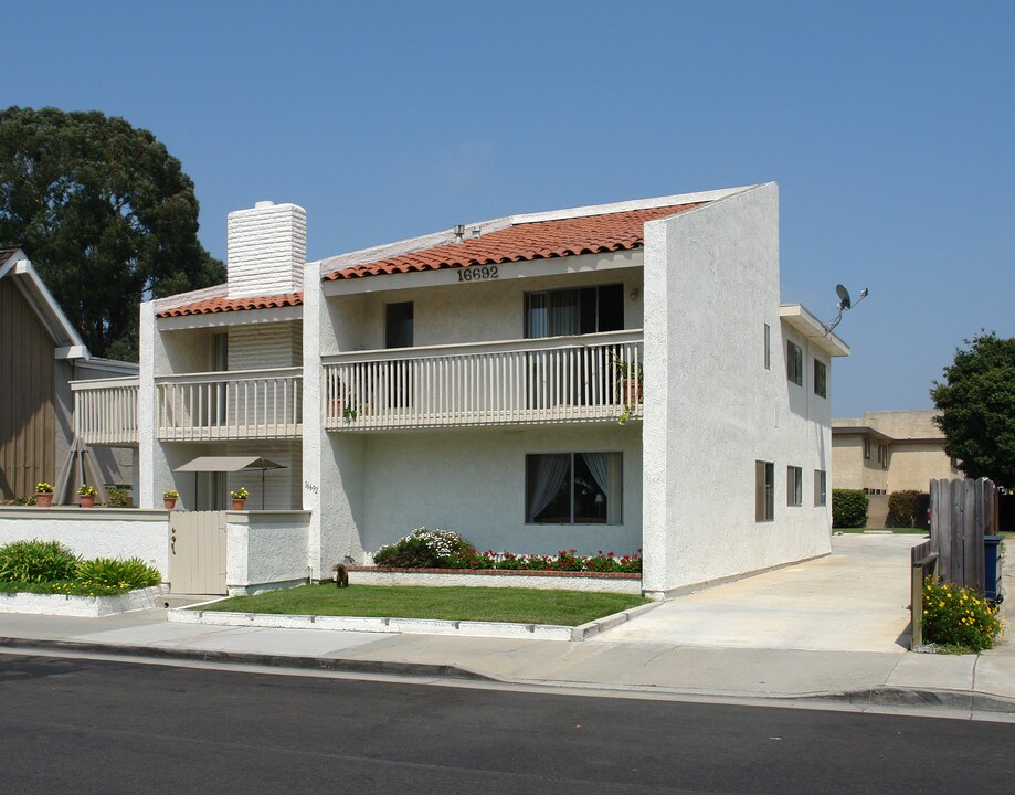 16692 Sims St in Huntington Beach, CA - Building Photo