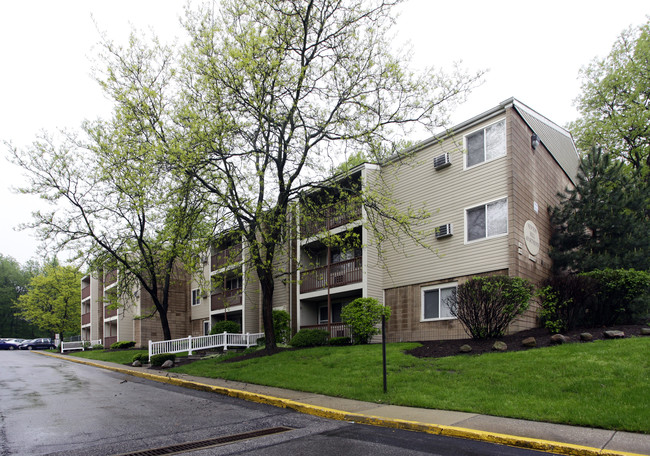 Newton Hill Apartments in Akron, OH - Foto de edificio - Building Photo