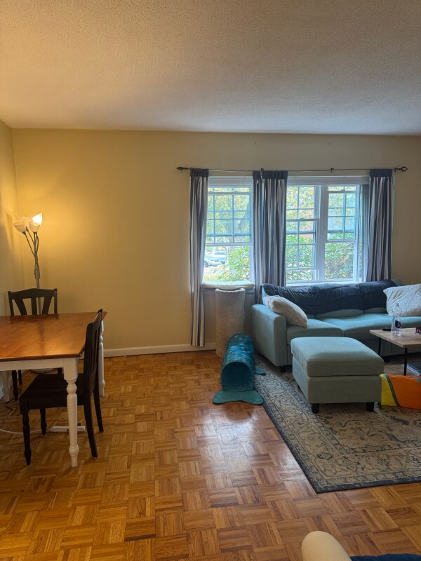 112 Lake Shore Rd in Boston, MA - Foto de edificio - Building Photo