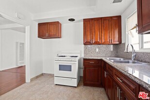 8521 Saturn St in Los Angeles, CA - Building Photo