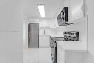 905 Brickell Bay Dr, Unit 1823 in Miami, FL - Building Photo - Building Photo