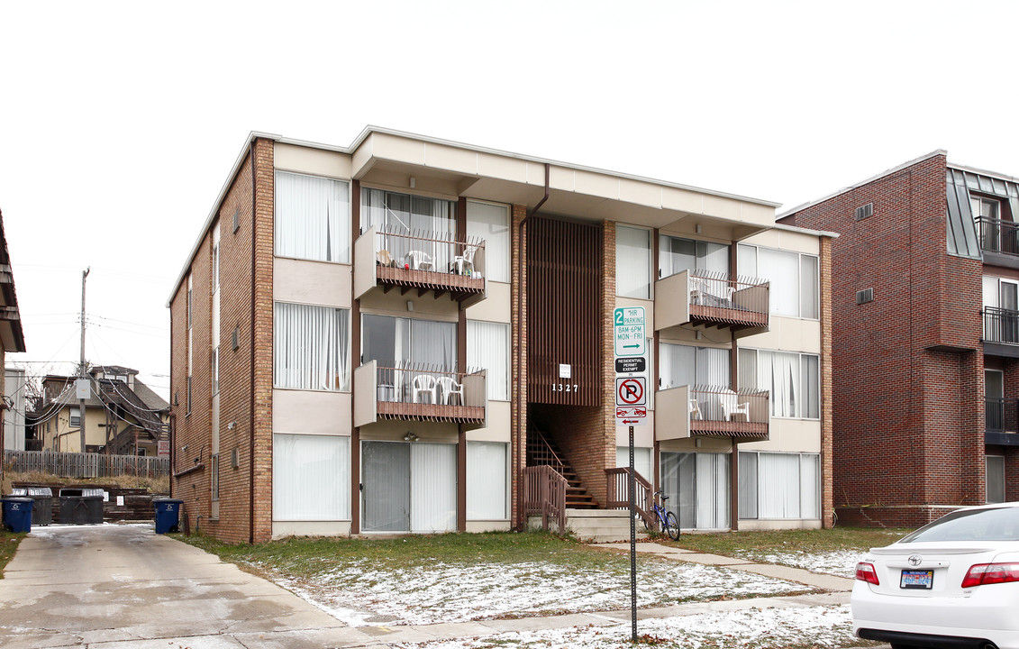 1327 Wilmot St in Ann Arbor, MI - Foto de edificio