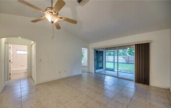 1045 SE 11th St in Cape Coral, FL - Foto de edificio - Building Photo