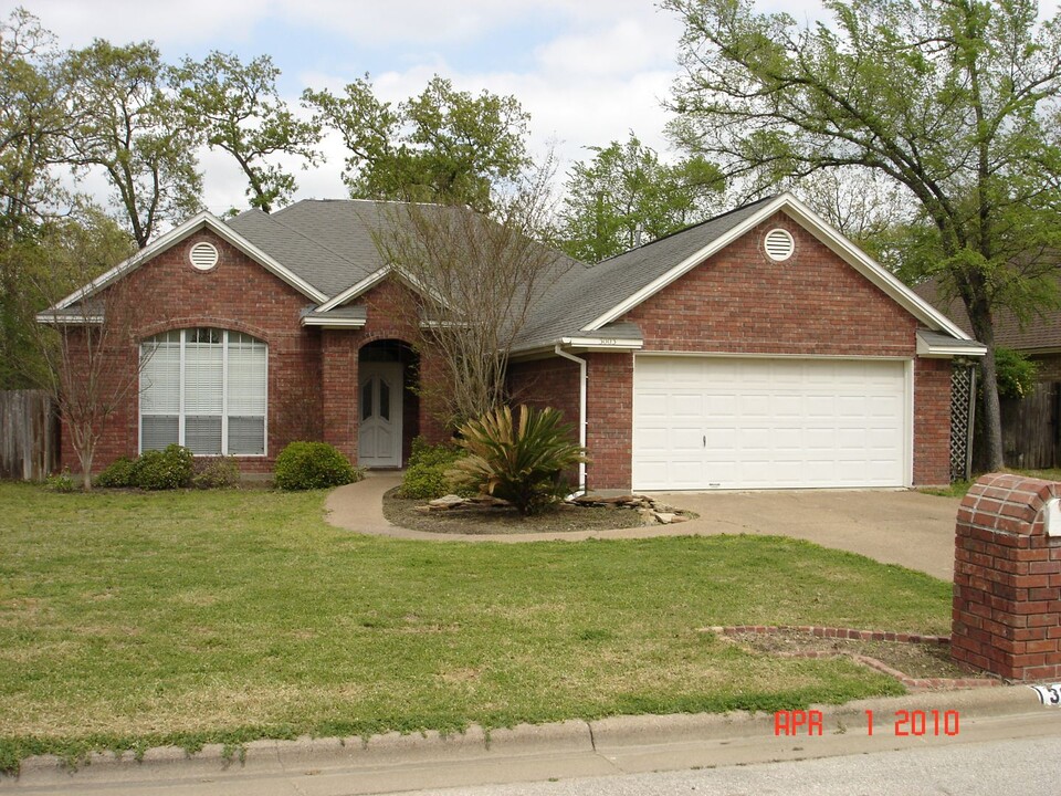 3003 Durango St in College Station, TX - Building Photo