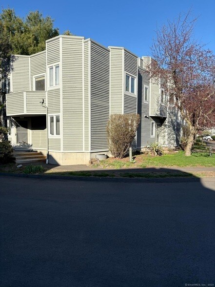 1410 Whitney Ave, Unit APT D1 in Hamden, CT - Building Photo