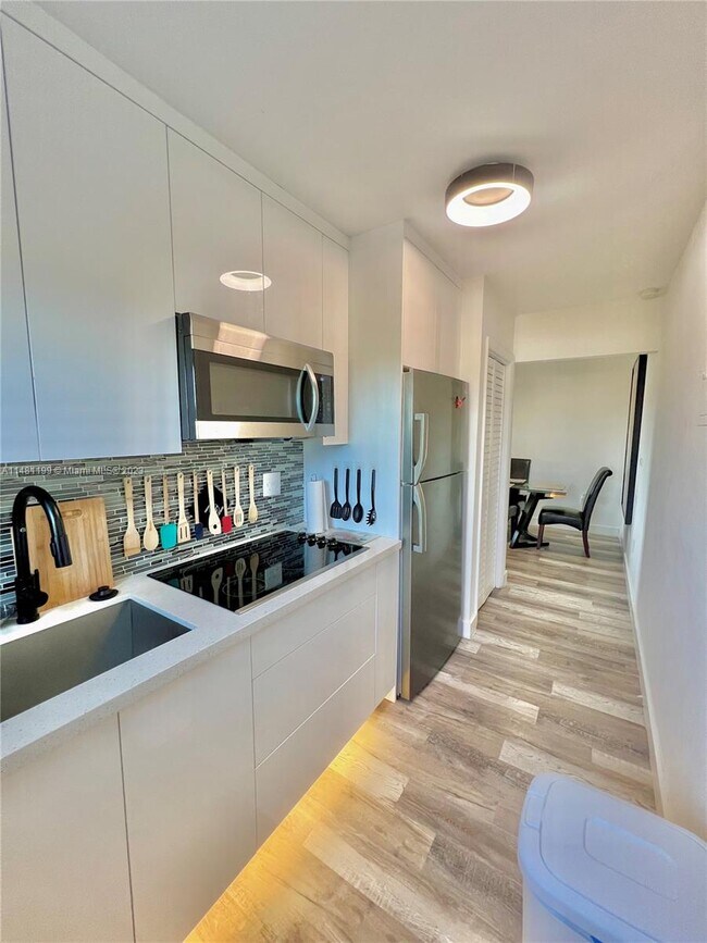 2401 SW 10th St-Unit -401 in Miami, FL - Building Photo - Building Photo