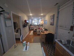 2047 W Evergreen Ave, Unit Garden in Chicago, IL - Foto de edificio - Building Photo