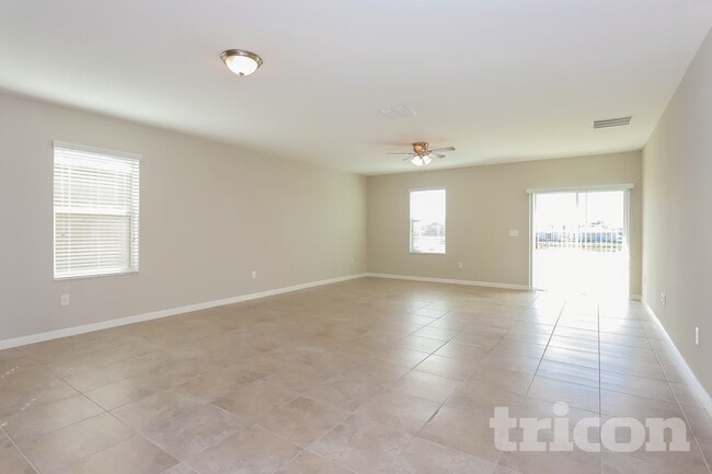 10411 Fairy Moss Ln, Unit 235 in Riverview, FL - Foto de edificio - Building Photo