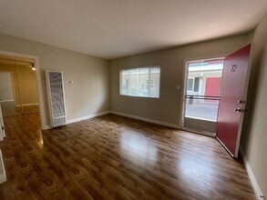 1802 12th St, Unit 2 in Manhattan Beach, CA - Building Photo - Building Photo